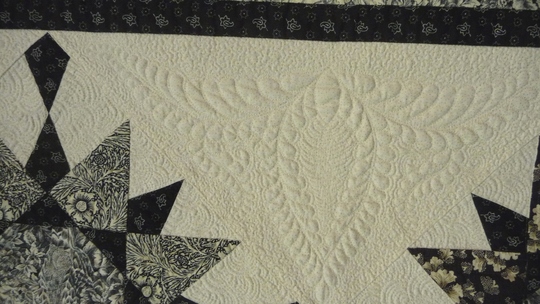 1646_outstanding_traditional_quilt_closeup.jpg