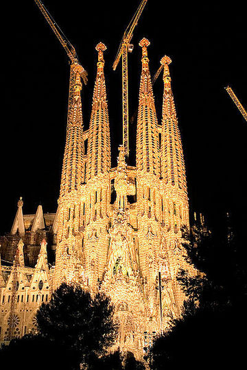 1873_400pxsagrada_familia_by_night_2006.jpg