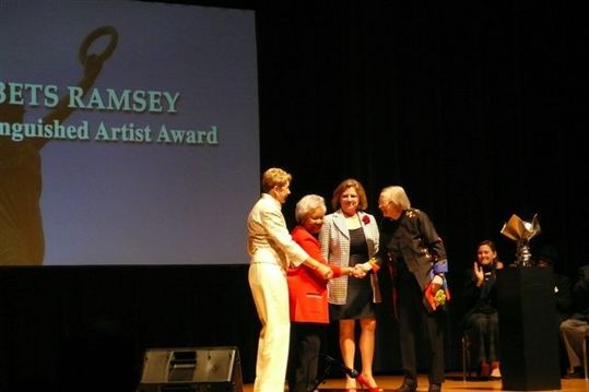 28_11_tn_arts_award09_congrats_betsramsey.jpg