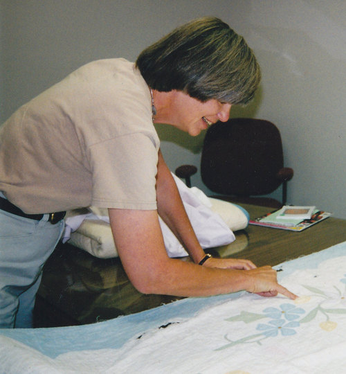 33_13_waldvogel_examining_quilt_2001.jpg