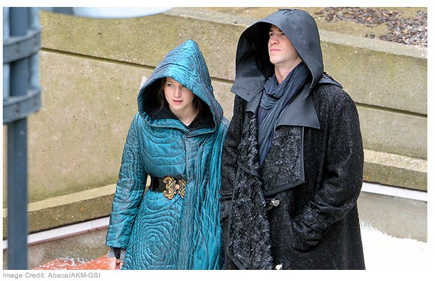 6566__mockingjay_set_photos_jennifer_lawrence_sports_a_comforter_cape_popwatch_ewcom.jpg 6566__mockingjay_set_photos_jennifer_lawrence_sports_a_comforter_cape_popwatch_ewcom.jpg