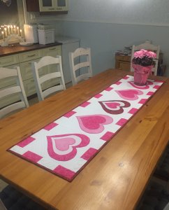 valentine-s-day-table-runner